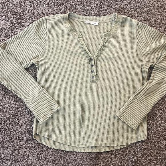 Lucky Brand 
Women’s 
Large
Celery Green Colored 
Long sleeve Henley - Picture 1 of 11